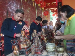 Jelang Imlek, Komunitas Lintas Agama di Pati Bersihkan Kelenteng
