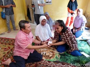 Gubernur Riau Syamsuar Jenguk Sri Rahayu Pengidap Kanker Ganas di Kepala Gubernur Riau Syamsuar Jenguk Sri Rahayu Pengidap Kanker Ganas di Kepala