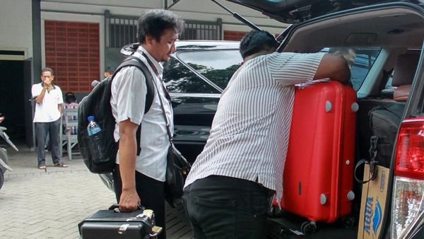 KPK Geledah Rumah Bupati Sidoarjo