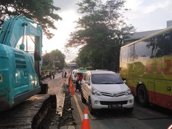 Jalan Amblas di Daan Mogot Dibongkar, Lalin Tangerang ke Jakarta Macet