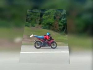 Wanita Motoran Bergaya Superman Serahkan Diri ke Polisi