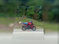 Wanita Motoran Bergaya Superman Serahkan Diri ke Polisi