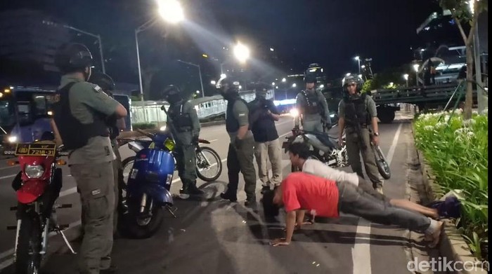 Viral Remaja Pemotor Tendang-tendang Cone di Jl Sudirman, Polisi Bertindak Viral Remaja Pemotor Tendang-tendang Cone di Jl Sudirman, Polisi Bertindak