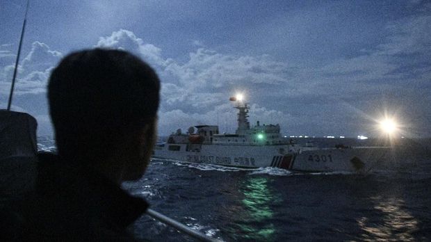 Kapal Coast Guard China-4301 membayangi KRI Usman Harun-359 saat melaksanakan patroli mendekati kapal nelayan pukat China yang melakukan penangkapan ikan di ZEE Indonesia Utara Pulau Natuna, Sabtu (11/1/2020) dini hari. Dalam patroli tersebut KRI Usman Harun-359 bersama KRI Jhon Lie-358 dan KRI Karel Satsuitubun-356 melakukan patroli dan bertemu enam kapal Coast Guard China, satu kapal pengawas perikanan China, dan 49 kapal nelayan pukat asing. ANTARA FOTO/M Risyal Hidayat/pd.