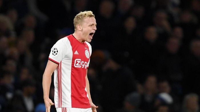 LONDON, ENGLAND - NOVEMBER 05: Donny van de Beek of AFC Ajax celebrates after scoring his teams fourth goal during the UEFA Champions League group H match between Chelsea FC and AFC Ajax at Stamford Bridge on November 05, 2019 in London, United Kingdom. (Photo by Mike Hewitt/Getty Images)