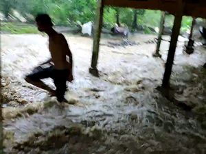 Banjir Kepung Barru Sulsel, Ratusan Warga Terisolasi