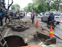 Jalan Daan Mogot Amblas, Saksi: Nggak Ada yang Lewat, Tiba-tiba Ambruk