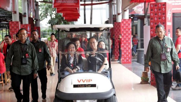 Prananda Prabowo Dampingi Mega Pantau Rakernas PDIP