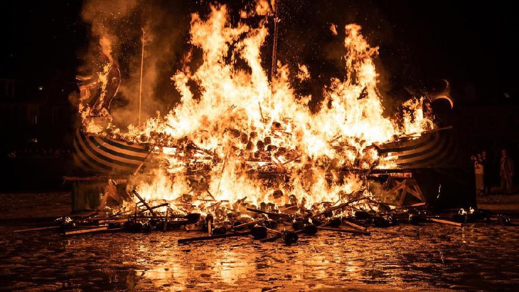 Potret Festival Bakar-bakaran Kapal ala Viking Potret Festival Bakar-bakaran Kapal ala Viking