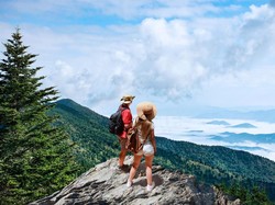 Turis Jatuh dari Tebing Saat Selfie, Dibiarkan Berlumur Darah dan Kotoran