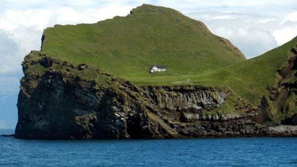 Terisolasi, Berani Hidup di Rumah Ini?