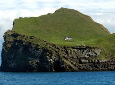 Terisolasi, Berani Hidup di Rumah Ini?