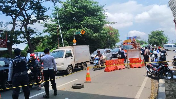 Hati-hati! Jalan Daan Mogot Tangerang Amblas 2 Meter