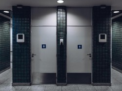 Bule Kaget Setengah Mati Lihat Ibu-ibu Pipis di Lantai Bandara Soetta