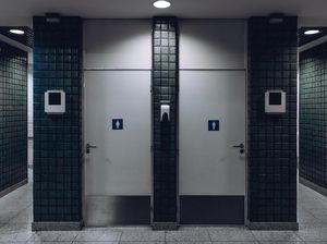 Penumpang Mabuk ke Toilet Bandara lalu... Lanjut Mabuk & Merokok! Penumpang Mabuk ke Toilet Bandara lalu... Lanjut Mabuk & Merokok!