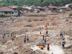 Pencarian Korban Longsor Sukajaya Diperpanjang, Tim SAR Turunkan Alat Khusus