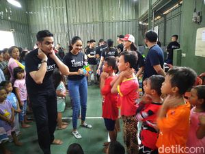 Abang None Beri Bantuan Alat Bayi-Sembako ke Korban Banjir Rawa Buaya