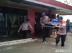 Banjir di Parepare Makin Parah, Tim SAR Evakuasi Lansia