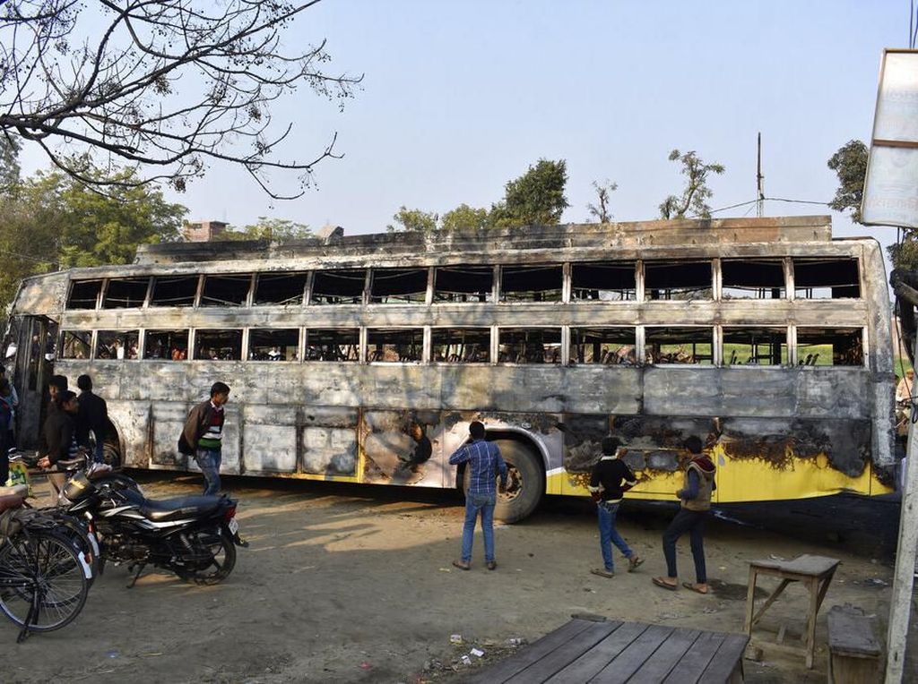 Bus di India Terbakar Usai Ditabrak Truk: 20 Orang Tewas-21 Dibawa ke RS Bus di India Terbakar Usai Ditabrak Truk: 20 Orang Tewas-21 Dibawa ke RS