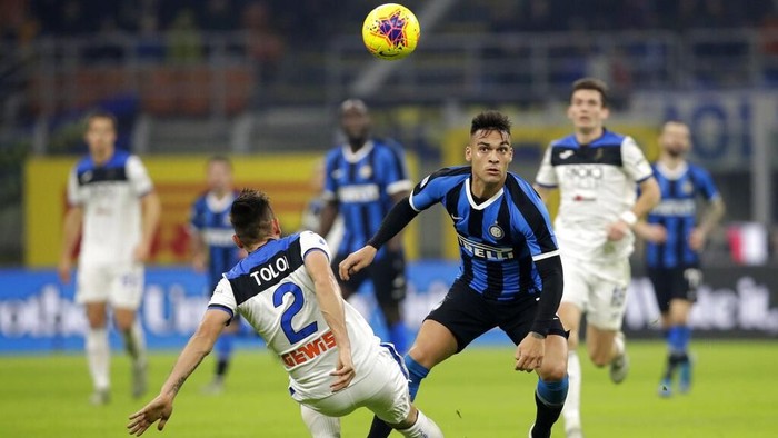 Inter Milans Lautaro Martinez, right, duels for the ball with Atalantas Rafael Toloi during the Serie A soccer match between Inter Milan and Atalanta at the San Siro stadium in Milan, Italy, Saturday, Jan. 11, 2020. (AP Photo/Luca Bruno)