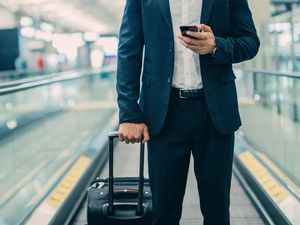 Tersandung Timbangan Bagasi, Traveler Minta Ganti Rugi Rp 69 M Tersandung Timbangan Bagasi, Traveler Minta Ganti Rugi Rp 69 M