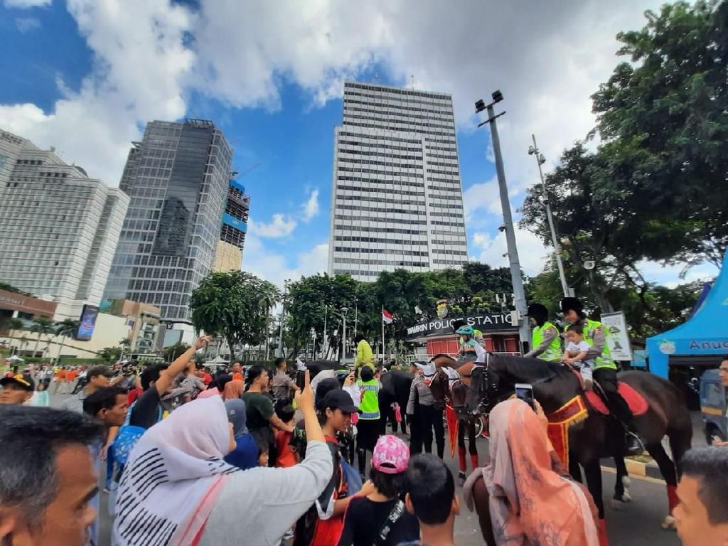 Polisi Berkuda Jadi Objek Selfie Pengunjung Car Free Day Bunderan HI Polisi Berkuda Jadi Objek Selfie Pengunjung Car Free Day Bunderan HI