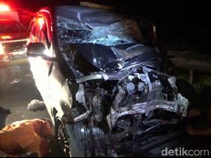Minibus Tabrak Truk di Tol Cipularang, 1 Orang Tewas