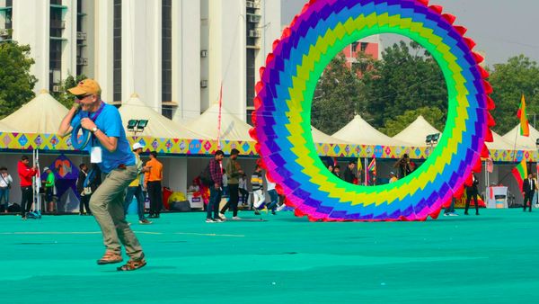 Foto: Kemeriahan Festival Layang-layang Raksasa Negeri Gangga