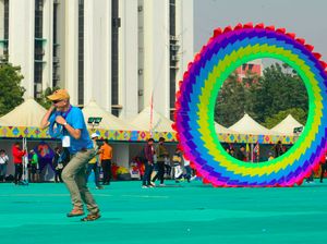 Foto: Kemeriahan Festival Layang-layang Raksasa Negeri Gangga Foto: Kemeriahan Festival Layang-layang Raksasa Negeri Gangga