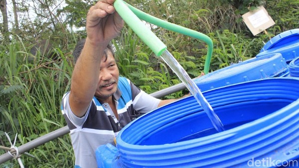 Warga menampung air dari slang PDAM. (Foto: Yudha Maulana/detikcom) Warga menampung air dari slang PDAM. (Foto: Yudha Maulana/detikcom)
