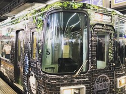 Kereta Bertema Vokalis LArc~en~Ciel Meluncur di Jepang