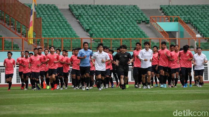 Timnas Indonesia U-19 menggelar pemusatan latihan perdana di bawah arahan Shin Tae-yong. 51 pemain hadir dalam seleksi perdana ini.