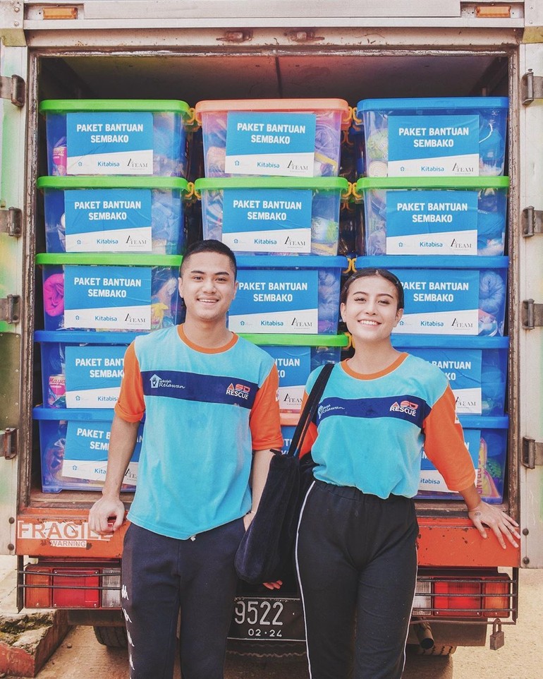 Karin dan Sabian pun sama-sama memiliki jiwa sosial yang tinggi. Keduanya bekerjasama untuk menyaluran donasi sumbangan ke berbagai daerah.  Foto: dok. Instagram @awkarin