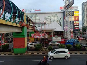 Saksi Cerita Detik-detik Kelompok Pelajar Tawuran Masuk ke Mal di Depok