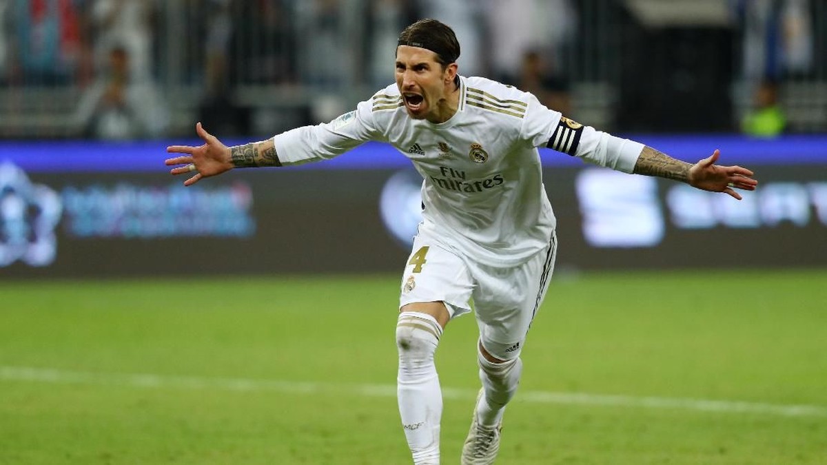 Eksekusi penalti Sergio Ramos yang sukses jadi penentu kemenangan Real Madrid di final Piala Super Spanyol (Foto: Francois Nel/Getty Images)