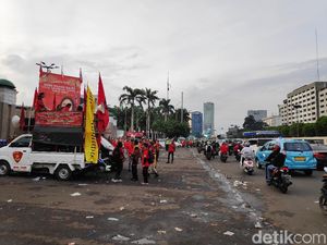 Dijanjikan Ikut Pembahasan Omnibus Law, Massa Buruh di DPR Bubarkan Diri Dijanjikan Ikut Pembahasan Omnibus Law, Massa Buruh di DPR Bubarkan Diri