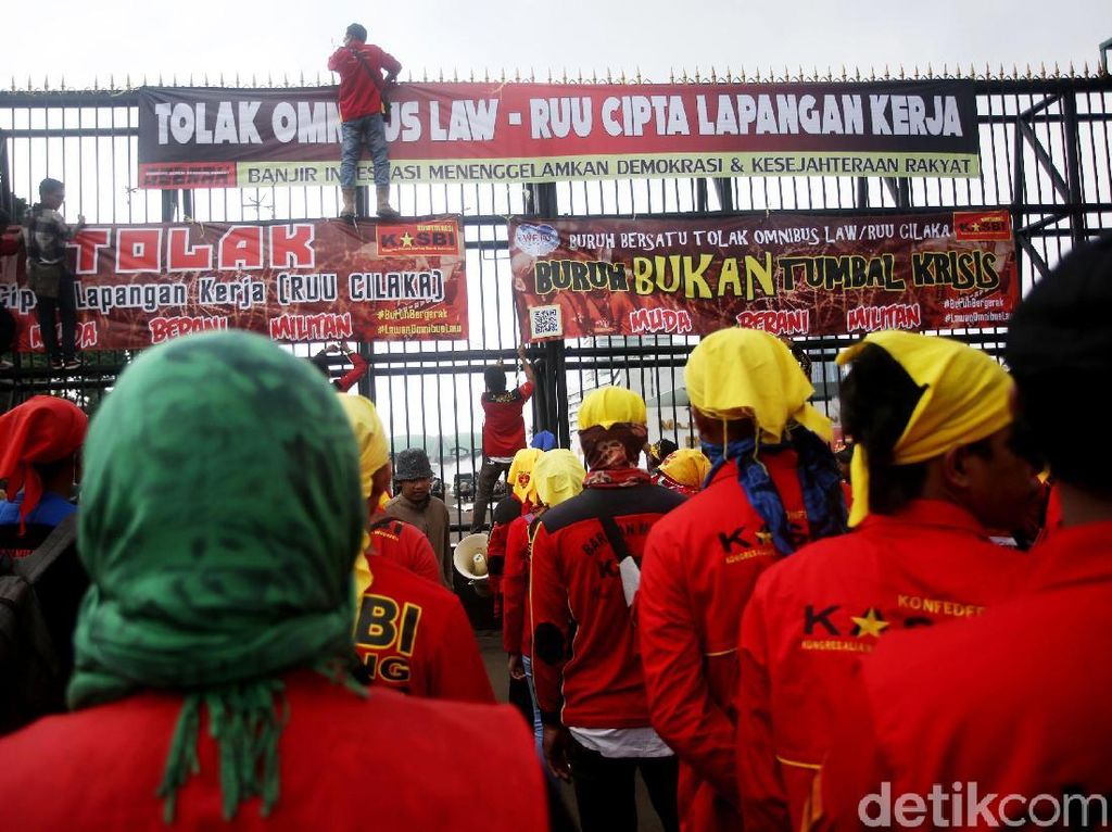 Mendagri Bisa Pecat Gubernur di Draf Omnibus Law, Pengamat: Berlebihan Mendagri Bisa Pecat Gubernur di Draf Omnibus Law, Pengamat: Berlebihan