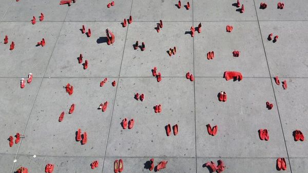 Ratusan Sepatu Wanita Warnai Aksi Tolak Kekerasan Gender di Meksiko