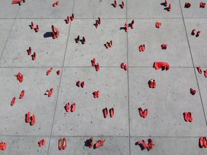 Ratusan Sepatu Wanita Warnai Aksi Tolak Kekerasan Gender di Meksiko
