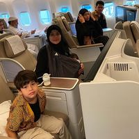Nikita Mirzani dan anak-anak saat berangkat umroh