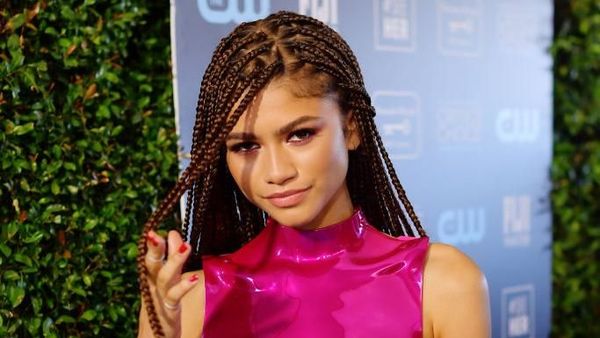 Gaya Superseksi Tanpa Kesan Vulgar Zendaya di Critics Choice Awards 2020