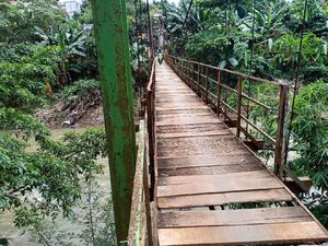 Jembatan Gantung Penghubung Kampung Mulai Rusak, Warga Depok Minta Perbaikan