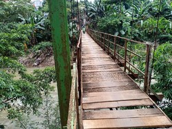 Jembatan Gantung Penghubung Kampung Mulai Rusak, Warga Depok Minta Perbaikan
