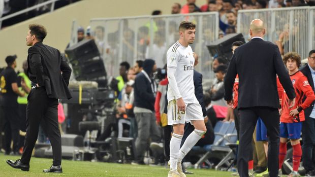 Federico Valverde kena kartu merah usai melakukan tekel terhadap Alvaro Morata. (