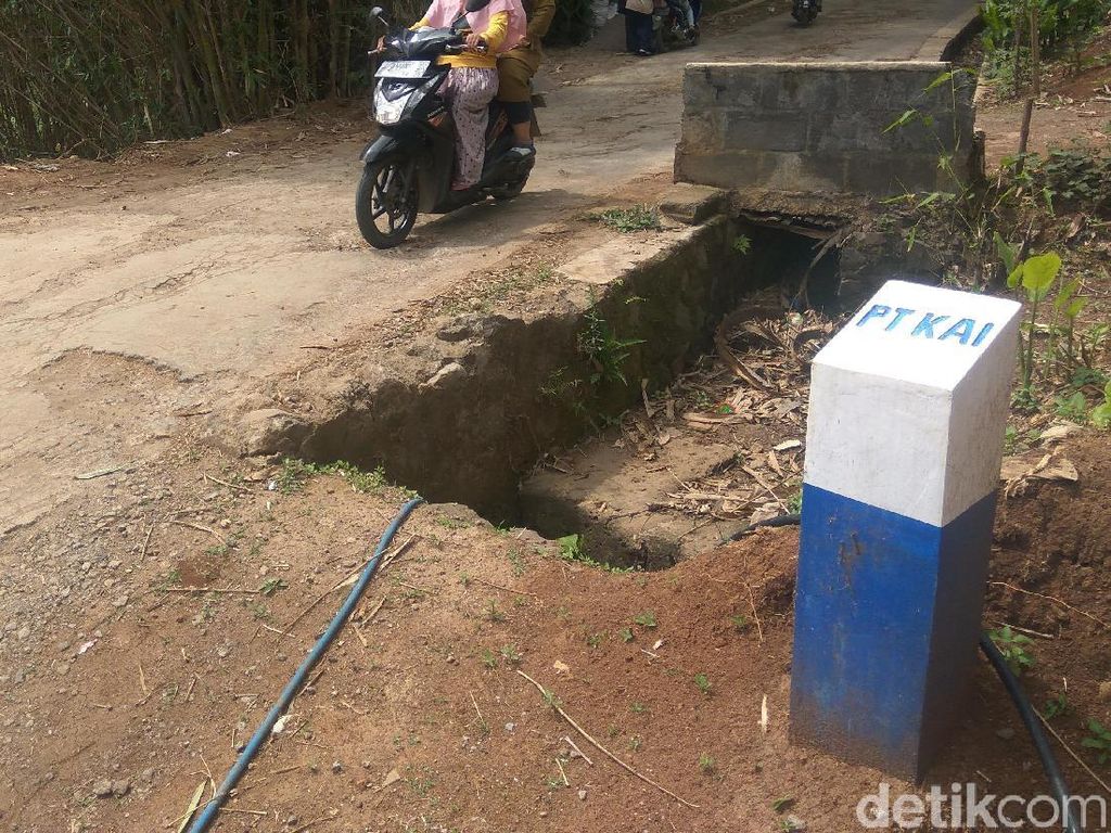 Warga Sumedang Komplain soal Patok PT KAI Warga Sumedang Komplain soal Patok PT KAI