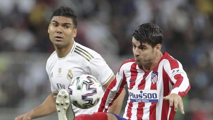 Real Madrids Casemiro vies for the ball with Atletico Madrids Alvaro Morata during the Spanish Super Cup Final soccer match between Real Madrid and Atletico Madrid at King Abdullah stadium in Jiddah, Saudi Arabia, Sunday, Jan. 12, 2020. (AP Photo/Hassan Ammar)
