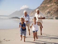 Tips untuk Kakek-Nenek Traveling bareng Cucu