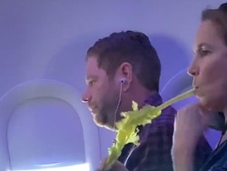 Aksi Ngemil Sayur di Kursi Pesawat Jadi Viral, Kayak Apa Sih?