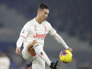 Wow! Aksi Memukau Ronaldo Lewati Adangan Smalling Wow! Aksi Memukau Ronaldo Lewati Adangan Smalling