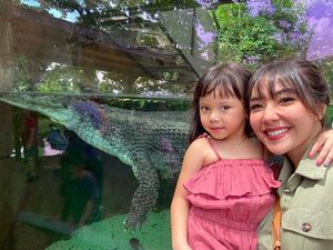 Aksi Gemas Gempi Foto bareng Buaya